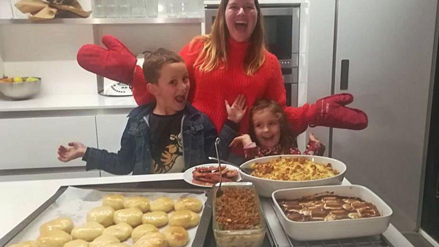 Morgan, de Virginia,
con los niños
en la cocina. | // FARO