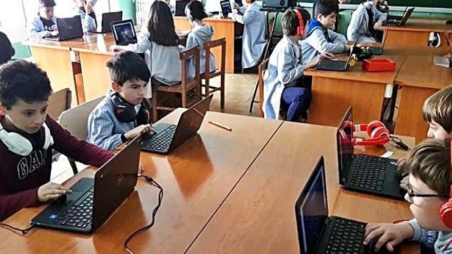 Alumnos del centro utilizan los ordenadores en un aula antes de la suspensión de las clases presenciales
