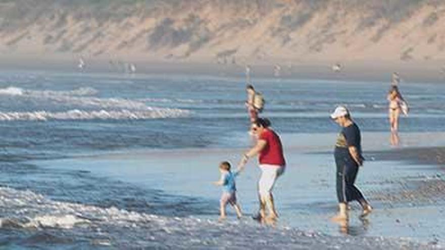 Bañistas, hoy, en la playa de Salinas