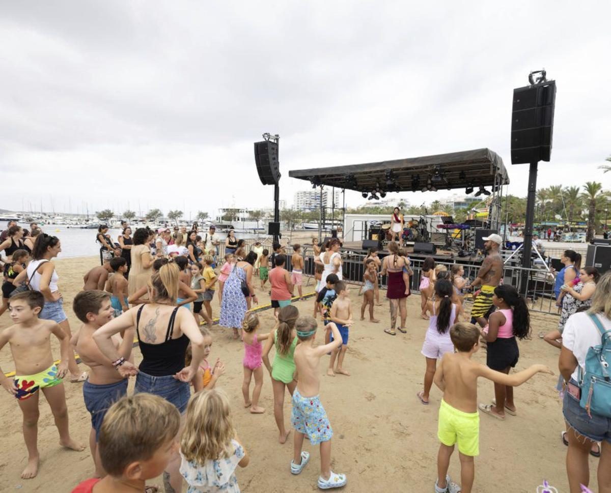 Los niños también tienen su fiesta en torno a la batalla.