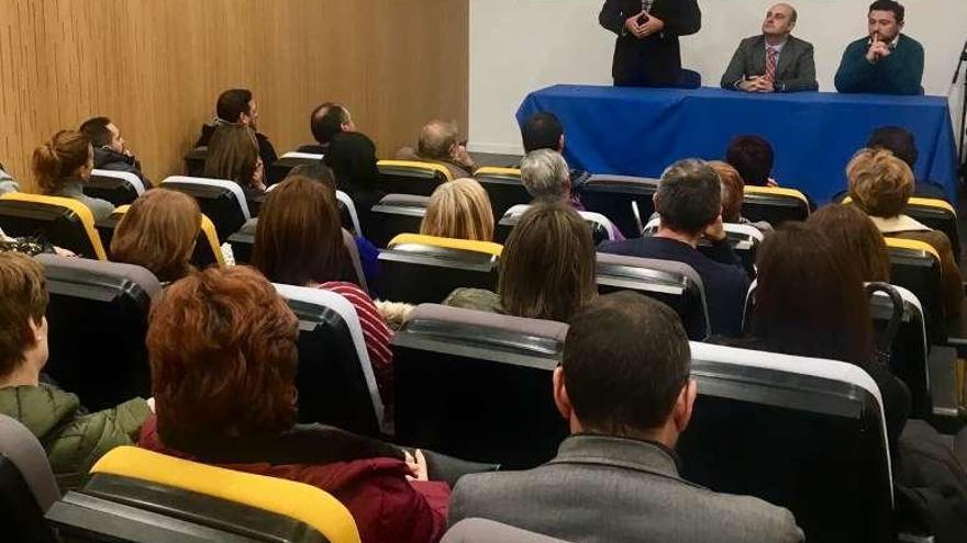 Formoso, junto al teniente de alcalde de Culleredo y el regidor de Cariño, ayer en un acto de campaña en Culleredo.