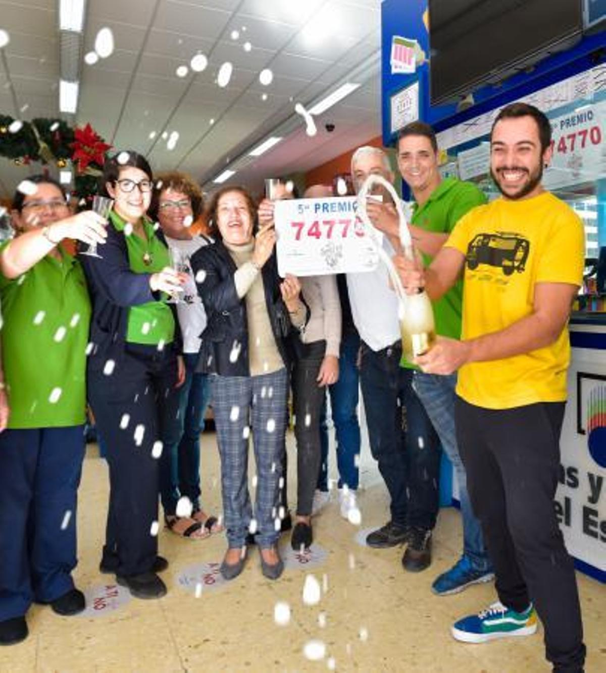 22-12-2019 SANTA LUCÍA DE TIRAJANA. 5º premio del sorteo de Navidad de la Loteria Nacional, vendido en el despacho situado en el Supermercado Doctoral (Grupo Bolaños). Fotógrafo: ANDRES CRUZ  | 22/12/2019 | Fotógrafo: Andrés Cruz