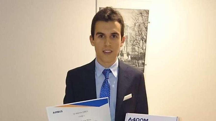 David García, con el diploma de Airbus y una maqueta. // FdV