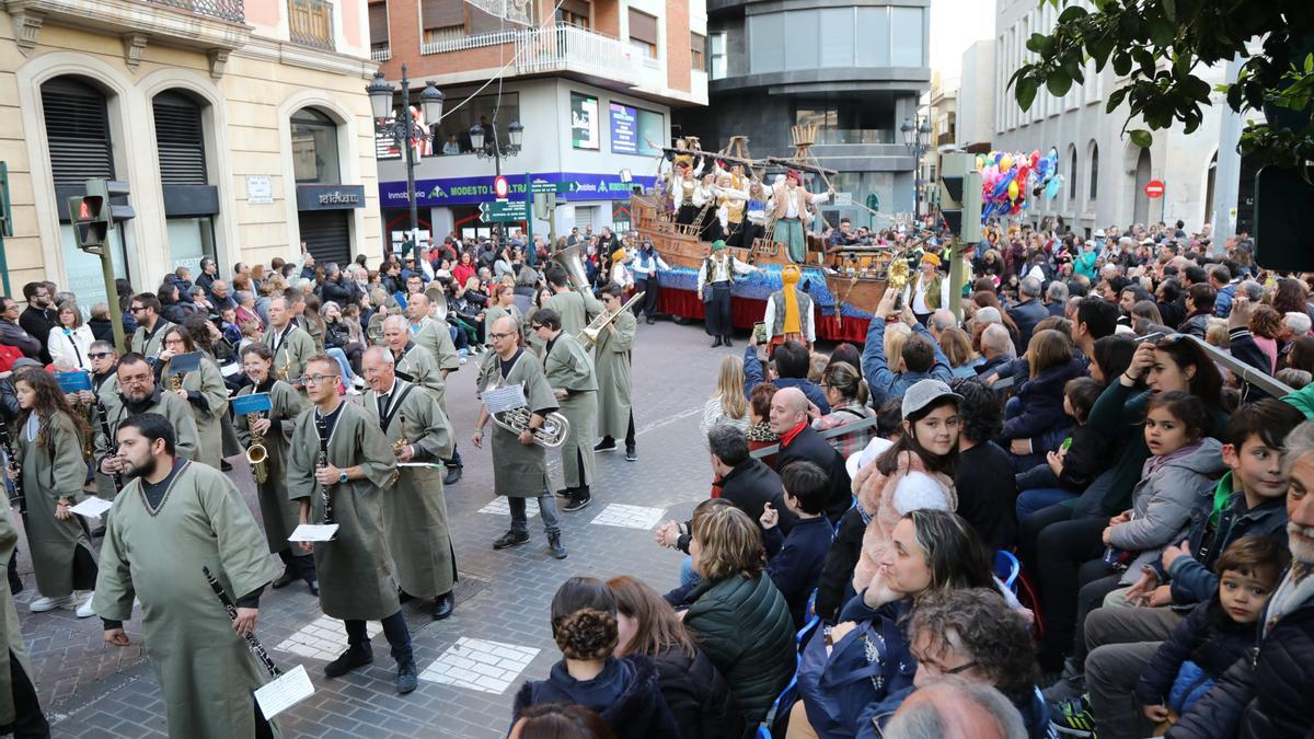 El Pregó a su paso por la plaza de la Paz y calle Gasset.