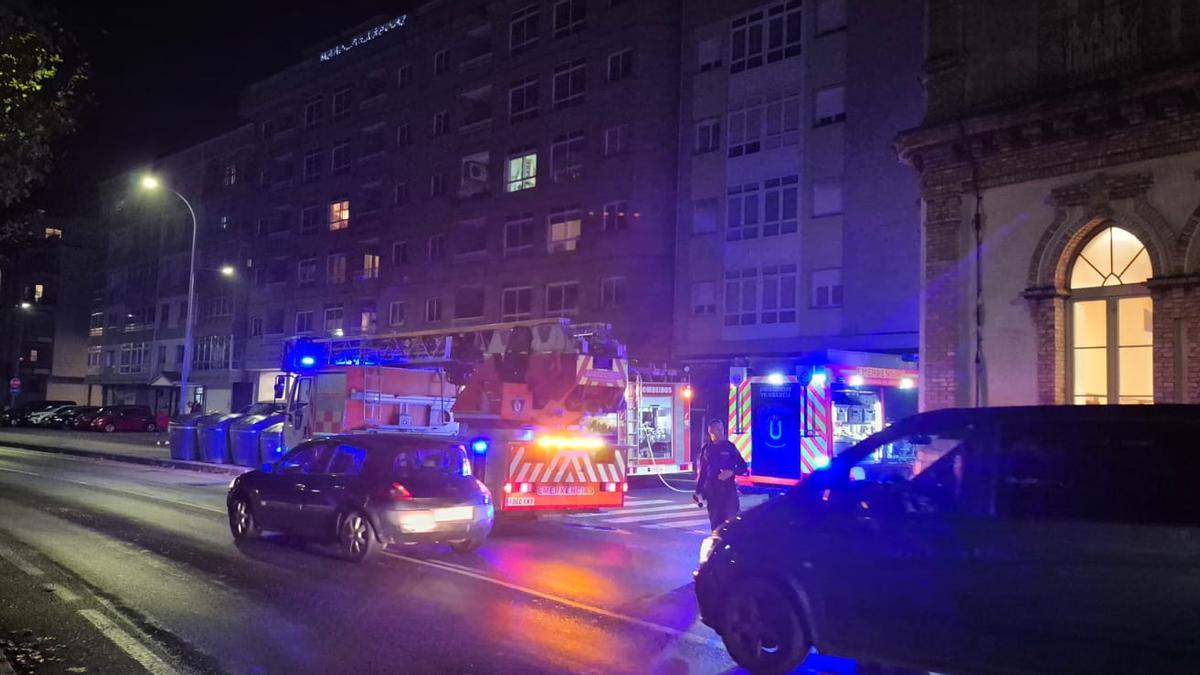 El operativo de emergencias en uno de los incendios atendidos anoche.