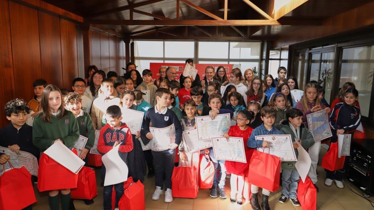Caballero, con los alumnos premiados.