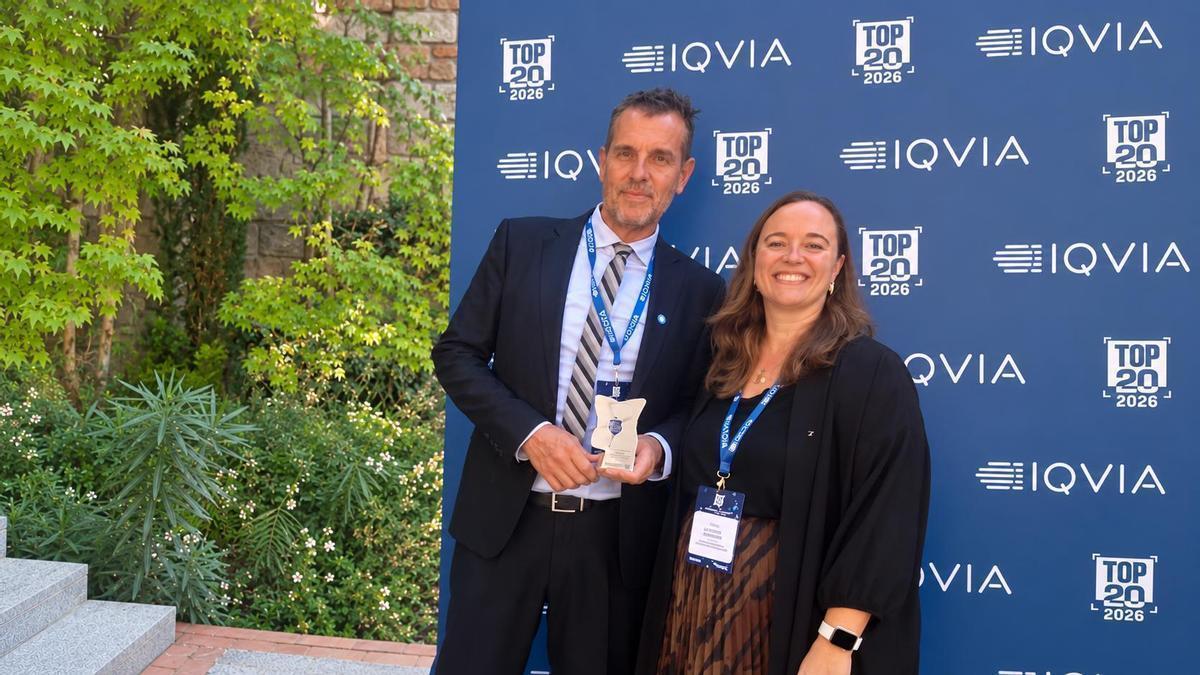 El doctor Vicente Carratalá, jefe del servcio de Traumatología y Carla Castelló, supervisora de enfermería del Hospital Quirónsalud Valencia.