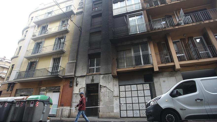 Retiren uns contenidors del carrer Lorenzana perquè, en cas de foc, eren massa a prop dels edificis