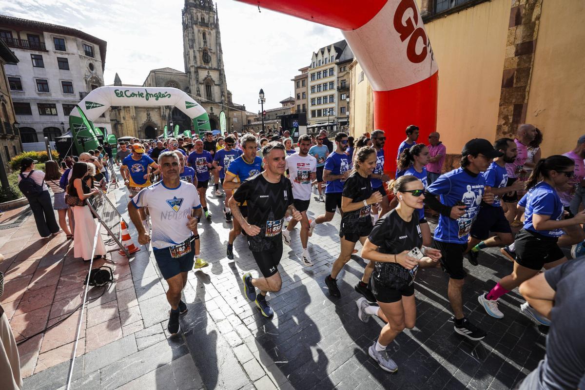 El azul tiñe el corazón de Oviedo con las camisetas de los 1.600 participantes en la carrera solidaria por el autismo El azul tiñe el corazón de Oviedo con las camisetas de los 1.600 participantes en la carrera solidaria por el autismo
