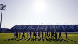Los jugadores del Real Zaragoza y del Deportivo Aragón se saludan sobre el césped del Ibercaja Estadio.