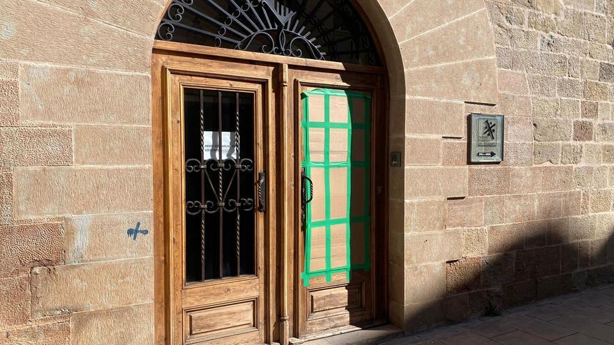 Porta del Consell Comarcal del Solsonès tapada per l'acte vandàlic