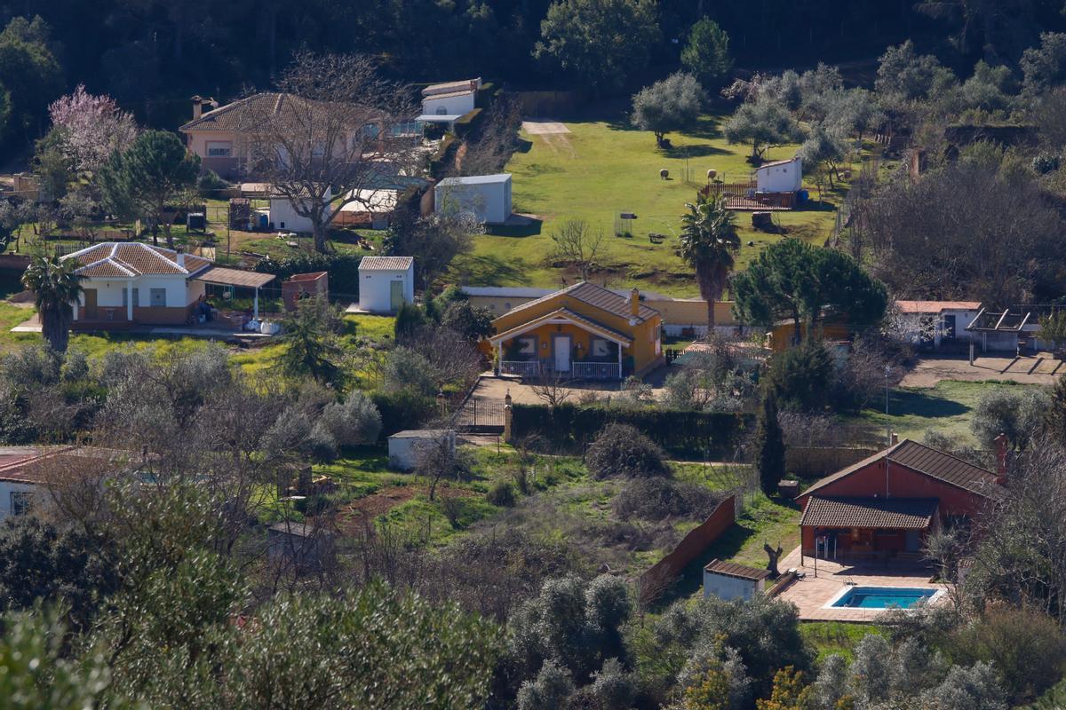 Vista de varias viviendas en una zona de la Sierra.