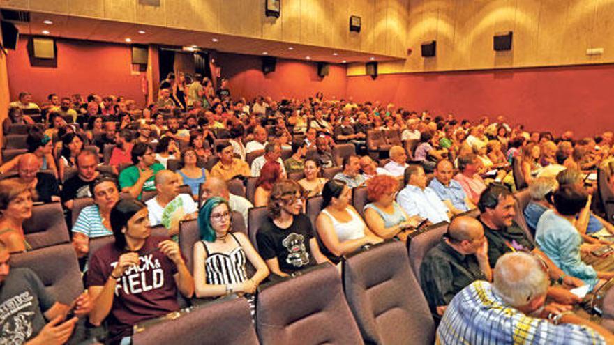 El aforo de 221 personas de una sala del Cine Ciutat quedó desbordado.