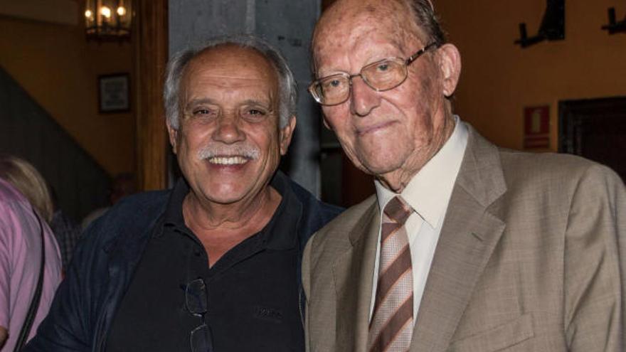 Claudio Ojeda, presidente del Casino (i) con José Macías, en el patio de la sociedad recreativa teldense.