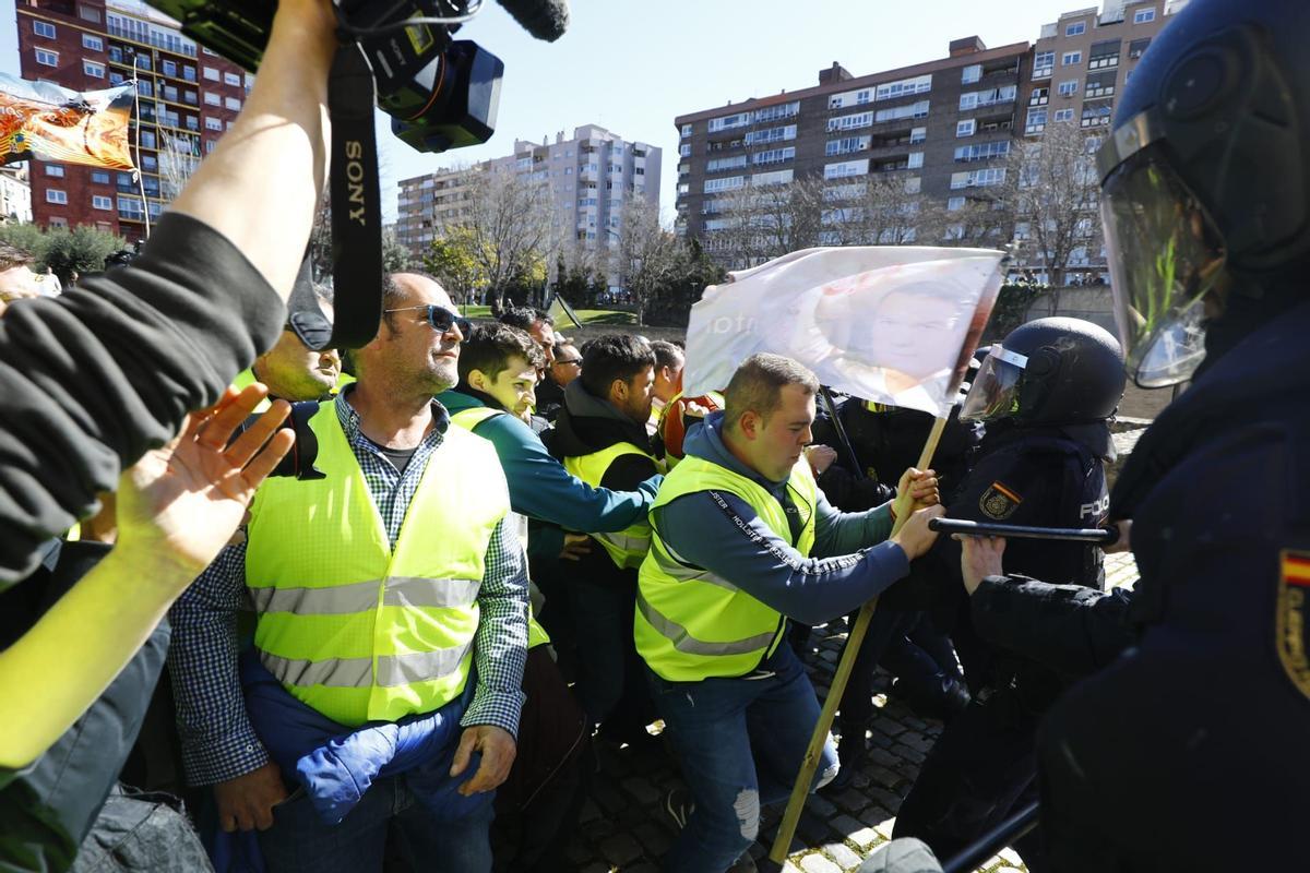 Agricultores protestan frente a las Cortes de Aragón.