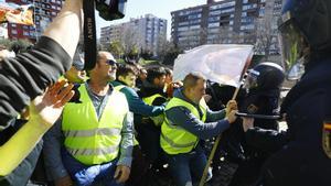 Agricultores protestan frente a las Cortes de Aragón.