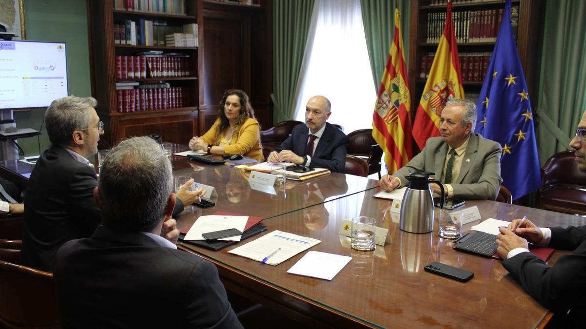 Un momento de la reunión entre Arcadi España y Fernando Beltrán, este miércoles en Zaragoza.