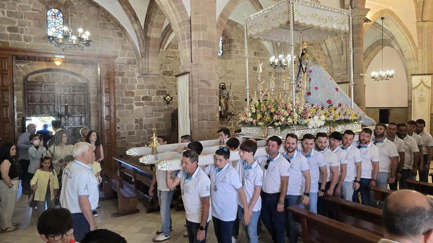La Virgen del Sol sale a la calle en el pueblo de la solidaridad
