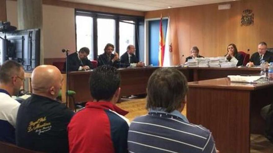 El tribunal comunica a los acusados la suspensión del juicio hasta octubre.