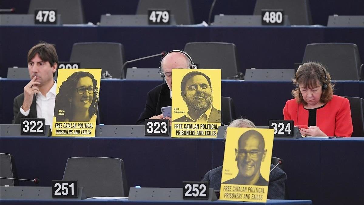 Los miembros del Parlamento Europeo muestran fotos de los líderes catalanes en prisión o exiliados, mientras el presidente del Gobierno español, Pedro Sánchez, pronuncia un discurso en el Parlamento Europeo