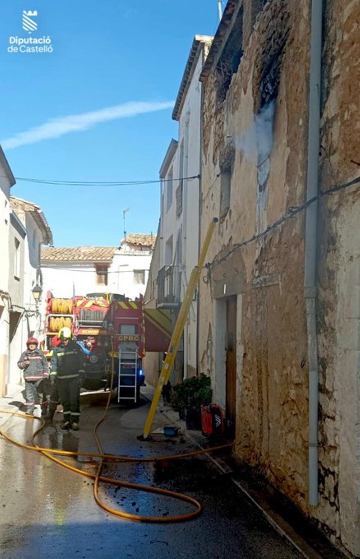 El fuego se ha declarado en una casa ubicada en la localidad de Tírig.