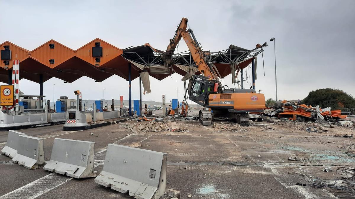 Las máquinas han trabajado para derrumbar la estructura del peaje