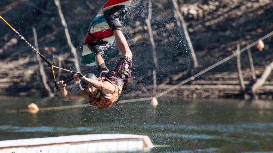 Uno de los participantes en el Autonómico disputado en el río Oitavén. // César Gil