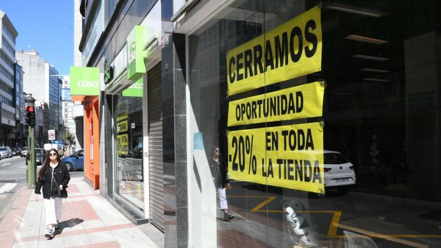 Cartel que anuncia el cierre de la tienda Casa.