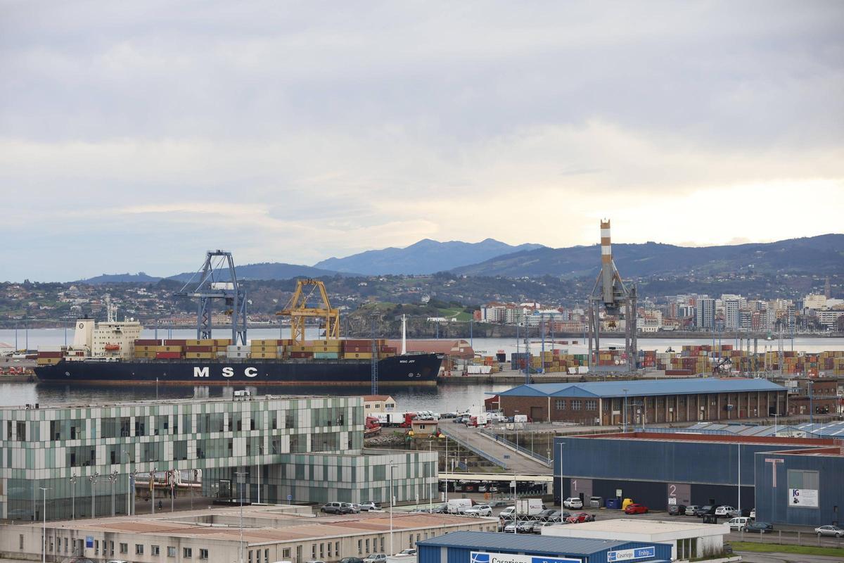 Vista de una zona del puerto de El Musel.