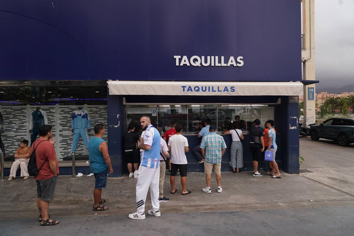 Colas en La Rosaleda de abonados malaguistas para comprar este lunes las entradas del domingo para la ida de la final por el ascenso contra el Almería.