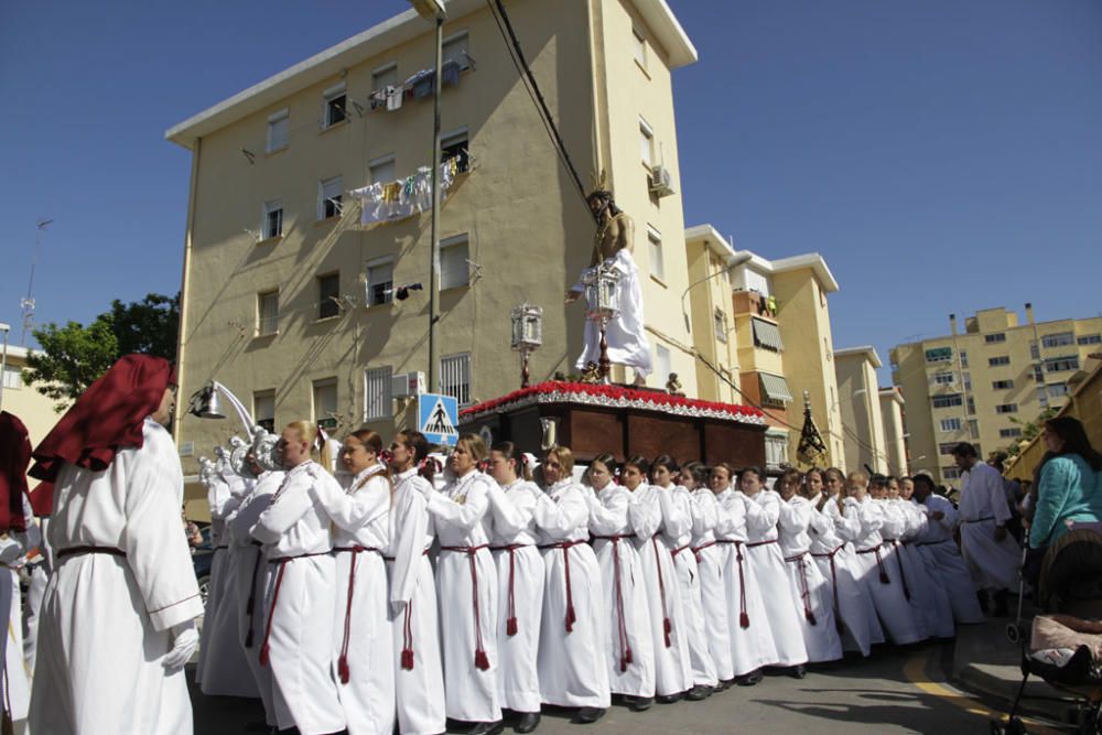 Desde un tinglao conjunto al colegio 'Espíritu Santo', a las cinco de la tarde del Viernes de Dolores comenzaba la Procesión de la Asociación de files de Jesús de la Salvación y la Virgen de la Encarnación.