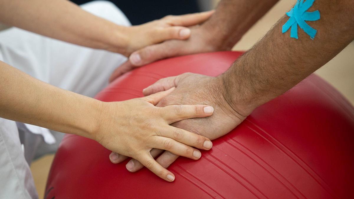 Un hombre recibe rehabilitación.