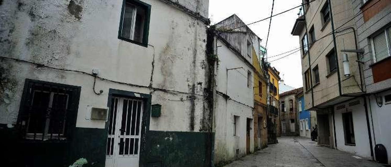 La calle Saralegui, en Vilaxoán, tiene 5 casas ruinosas. // Iñaki Abella