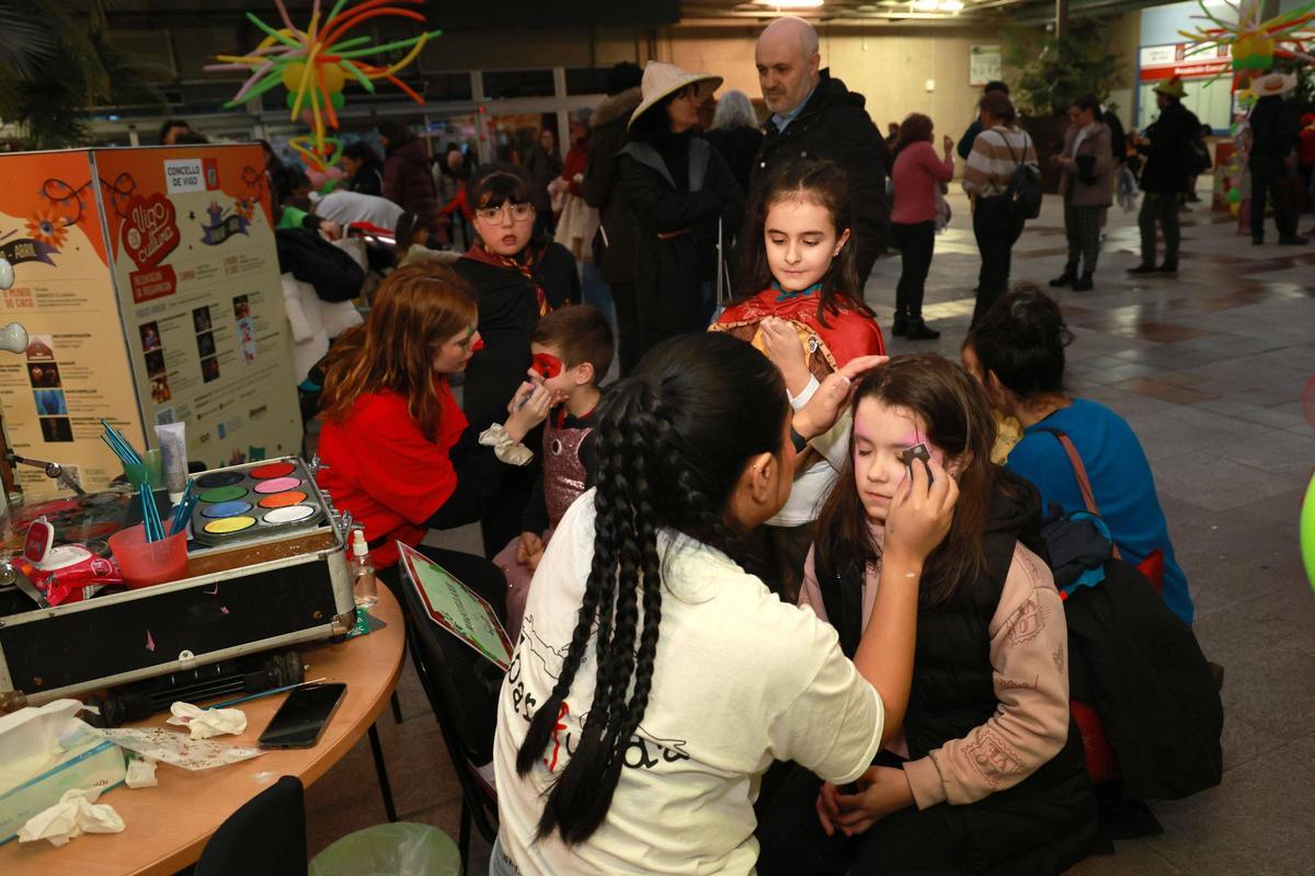 Domingo de carnaval en la lonja del concello por tiempo adverso