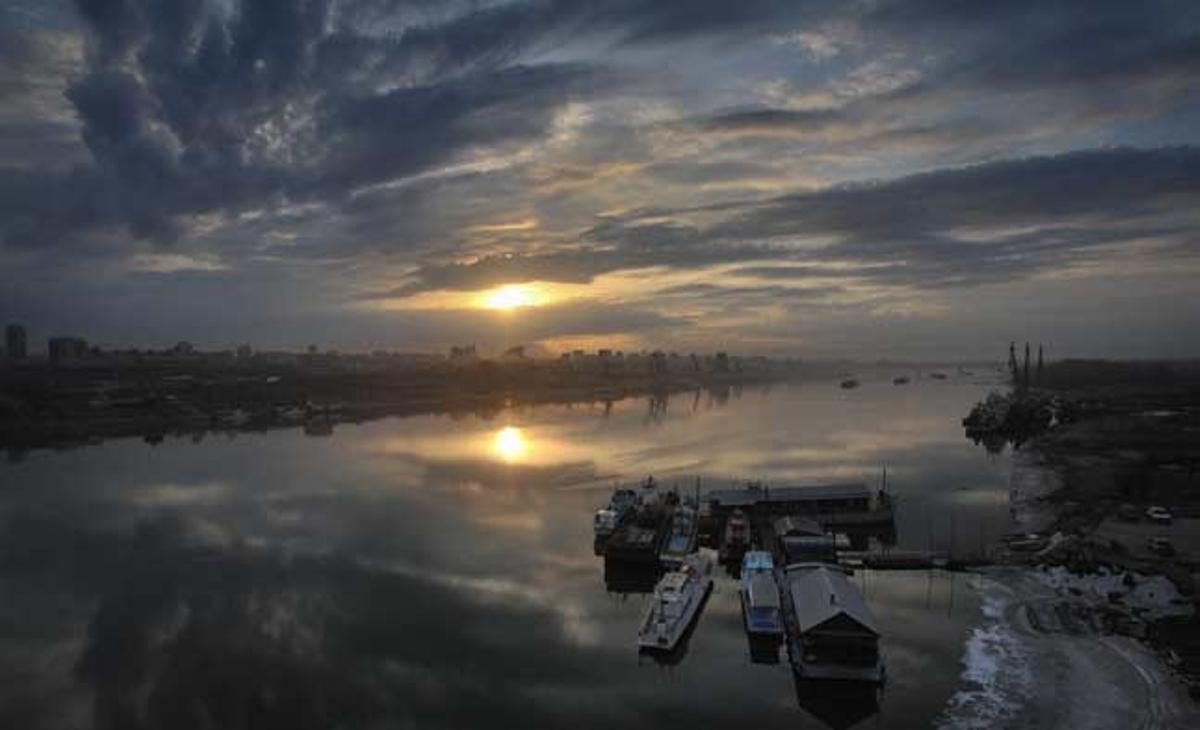 Sortida del sol al riu Ob a prop de la ciutat de Novossibirsk, a uns 2.800 quilòmetres a l’est de Moscou (Rússia).