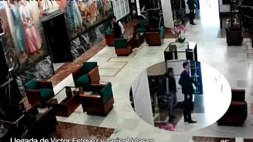 Estévez y su abogado llegan al Casino a las 8:57 horas del 21 de noviembre.