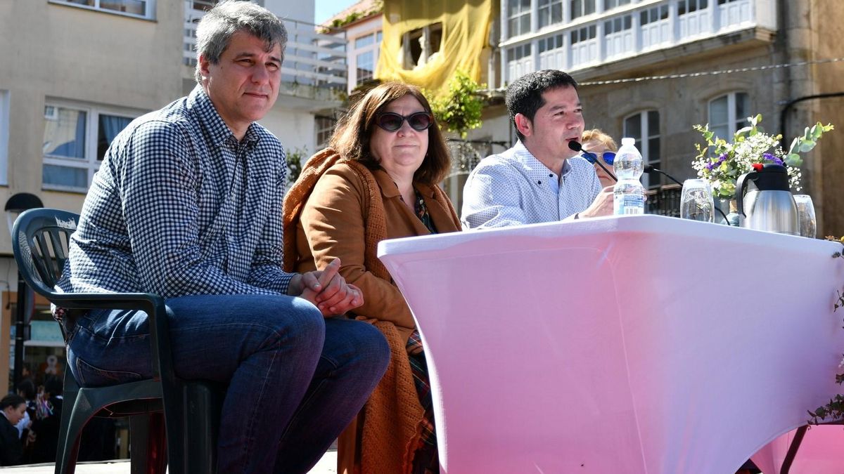 Francisco Javier Domínguez, esquerda, Aurea Domínguez e Modesto Fraga na presentación