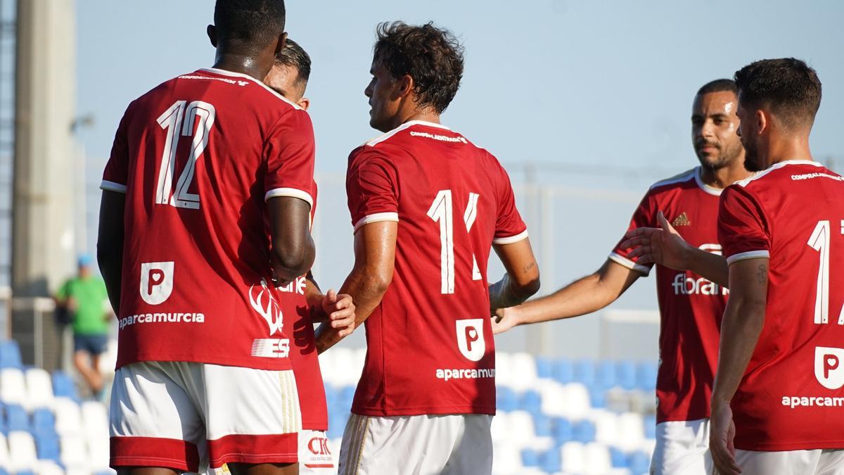 Los jugadores del Real Murcia se abrazan tras el primer gol de Pedro León