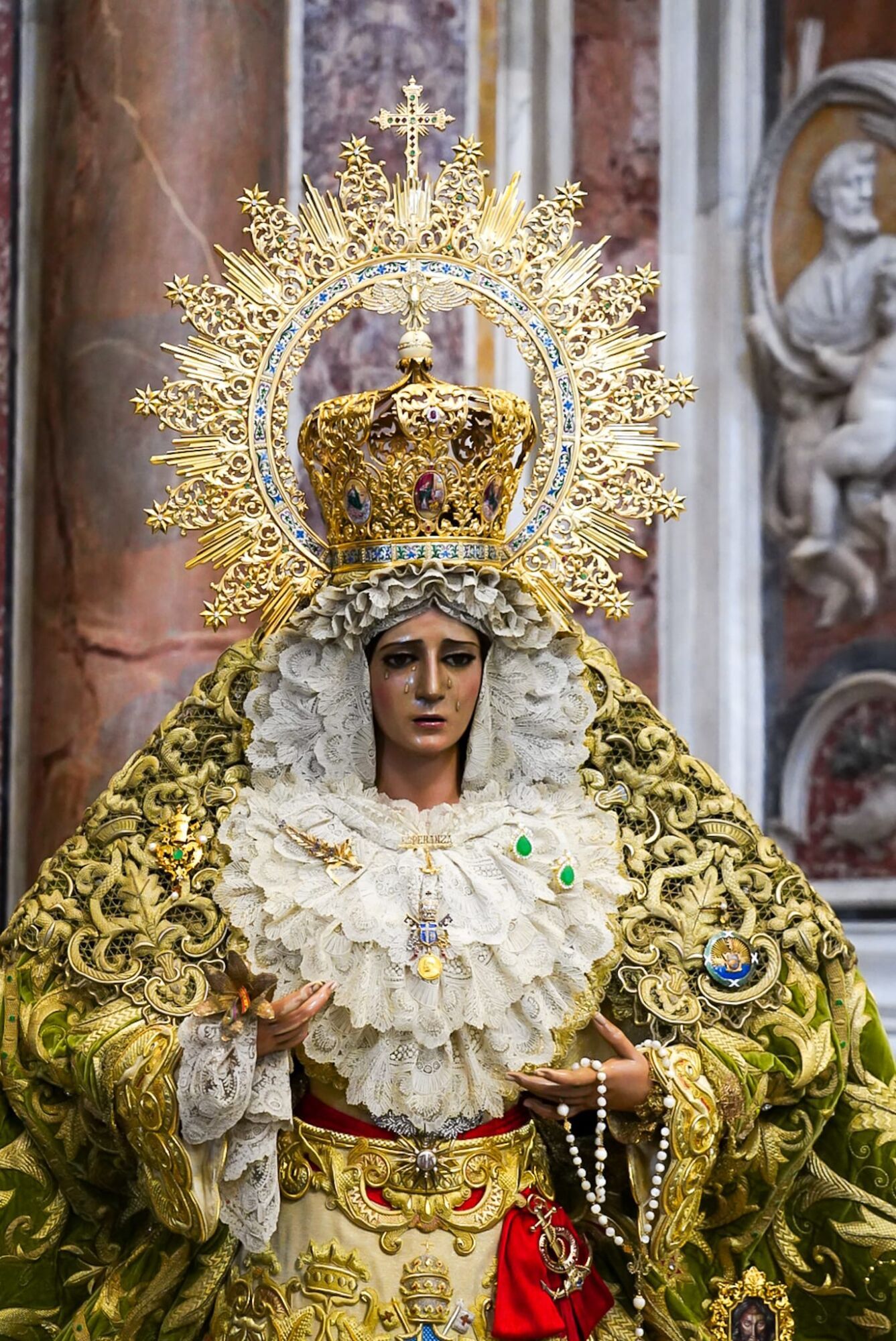 La Virgen de la Esperanza y el Cristo de la Expiración (El Cachorro), de Sevilla, están expuestos al culto en la Basílica de San Pedro
