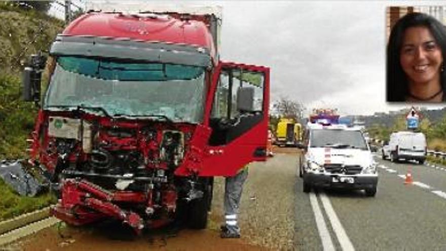 El camió amb què va impactar el cotxe de les víctimes mortals. A la foto petita, la mare, Angelita Brito