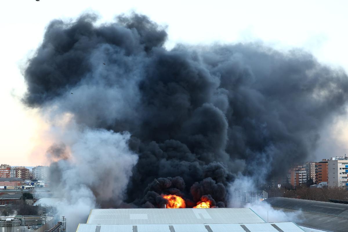 En imágenes I Incendio en la planta de Saica en Zaragoza