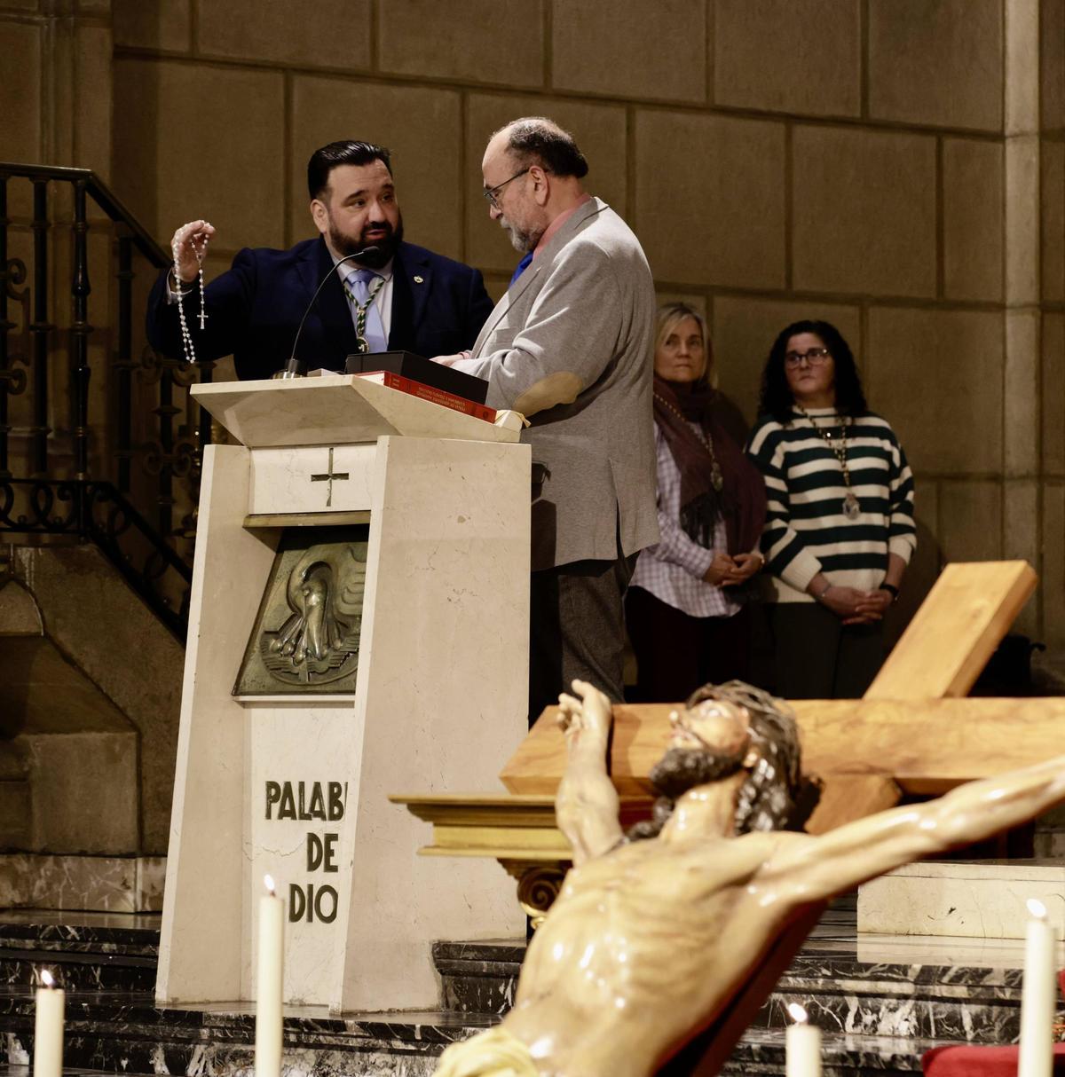 La Hermandad de la Vera Cruz recibe al Santo Cristo de la Misericordia como nuevo titular (en imágenes)