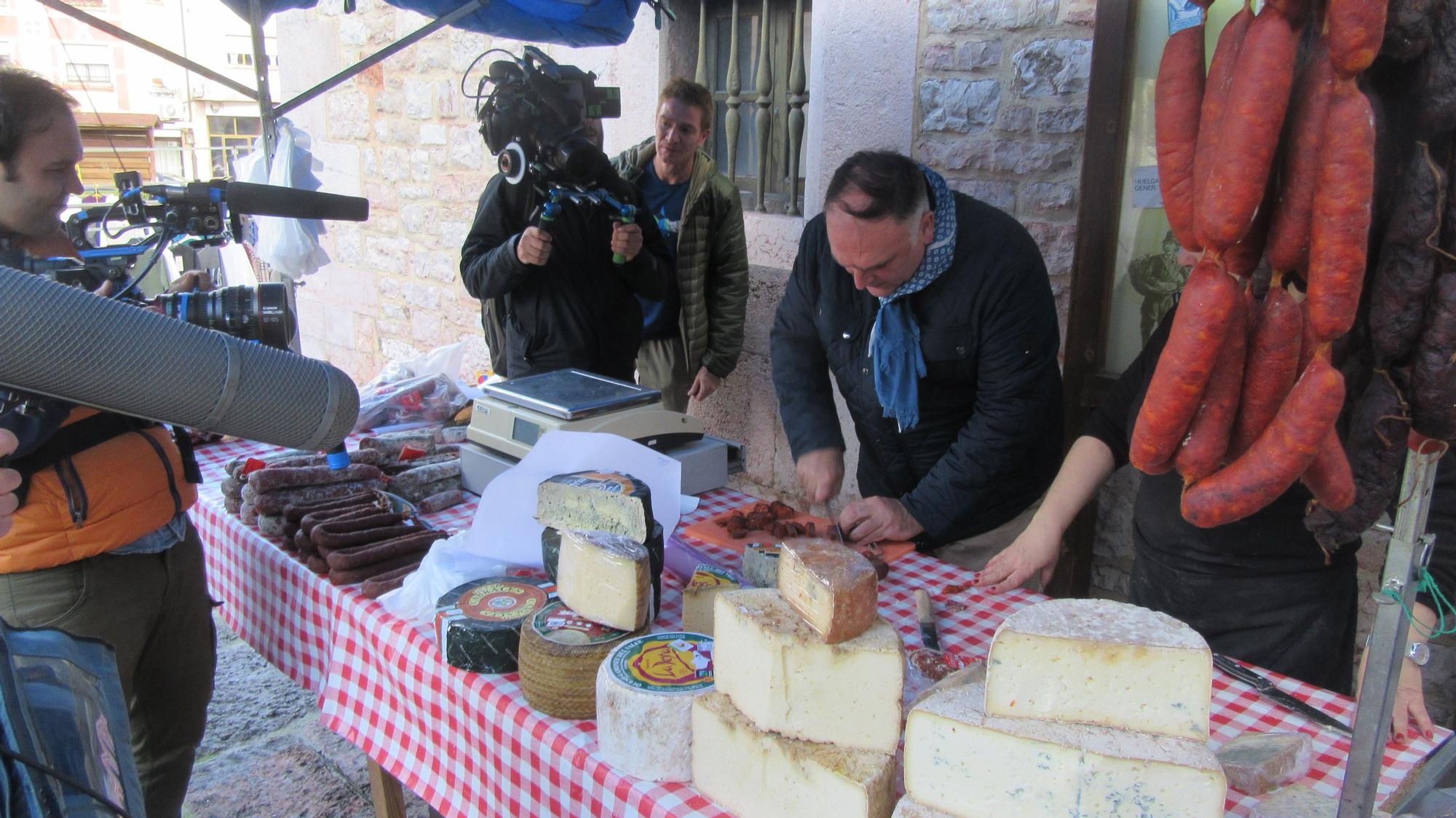 José Andrés, promocionando los productos asturianos en el mercado de Cangas de Onís