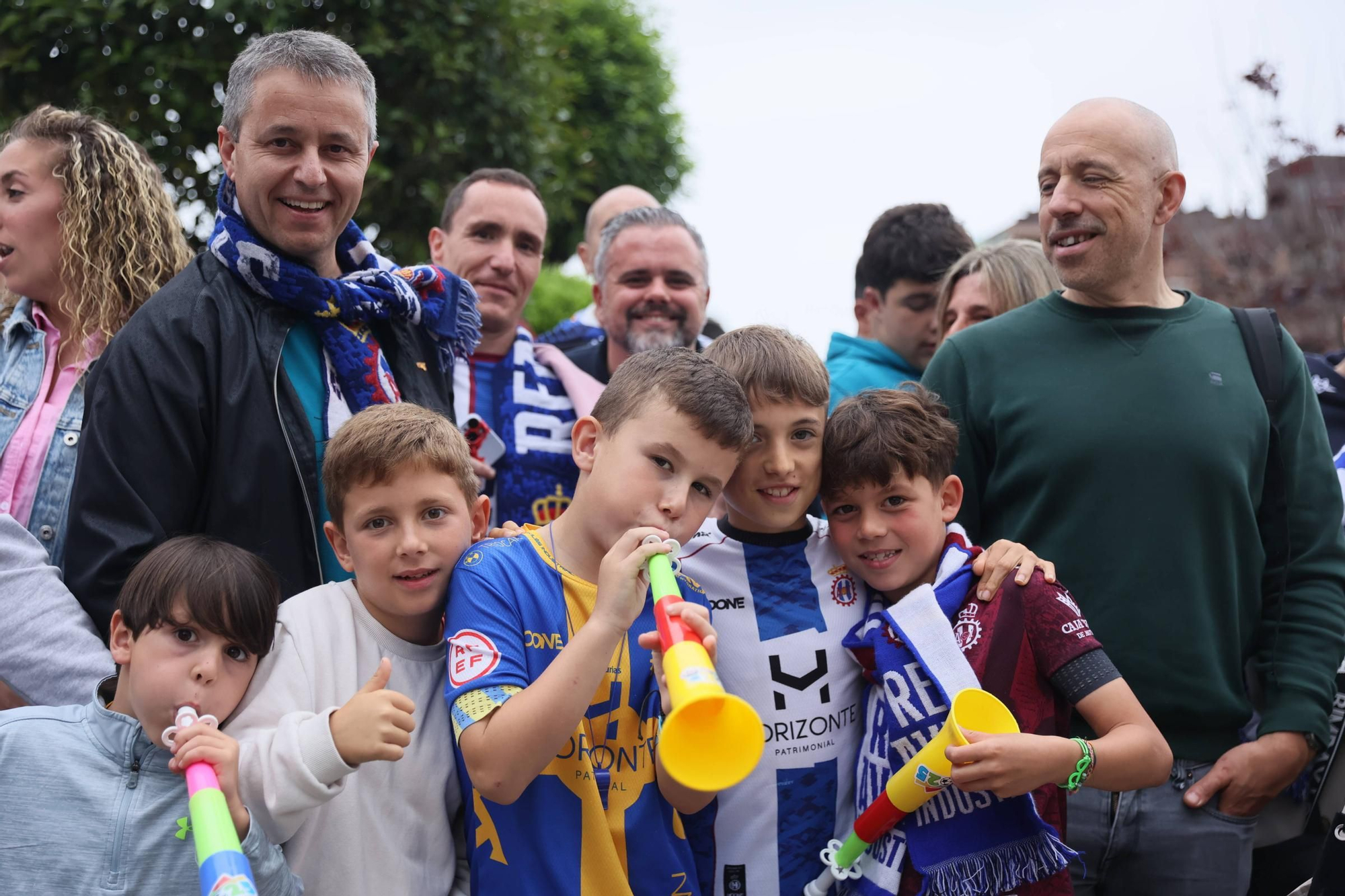 EN IMÁGENES: Avilés se tiñe de blanquiazul para la final por el ascenso ante el Rayo Majadahonda