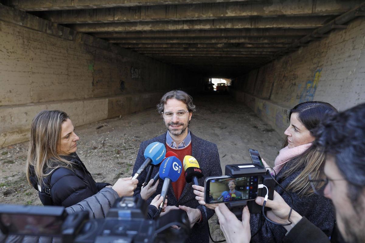 Girona. Plaça Catalunya. Retirada de sediments del riu Onyar sota de la plaça de Catalunya. Sergi Font.