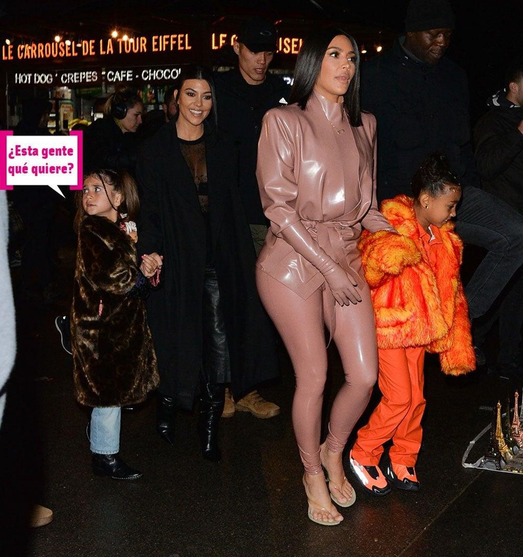 Kim y Kourtney Kardashian en las atracciones de la torre Eiffel de París