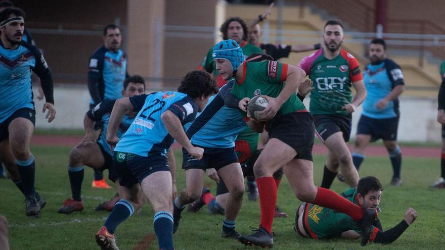 Un jugador del Zamora Rugby Club trata de avanzar entre las líneas rivles durante un partido anterior. | Emilio Fraile
