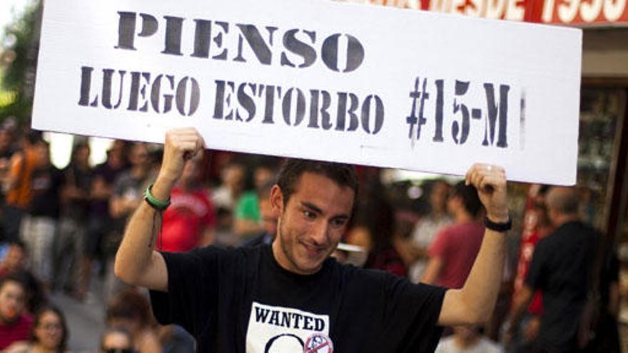 Un indignado protesta en Valencia.