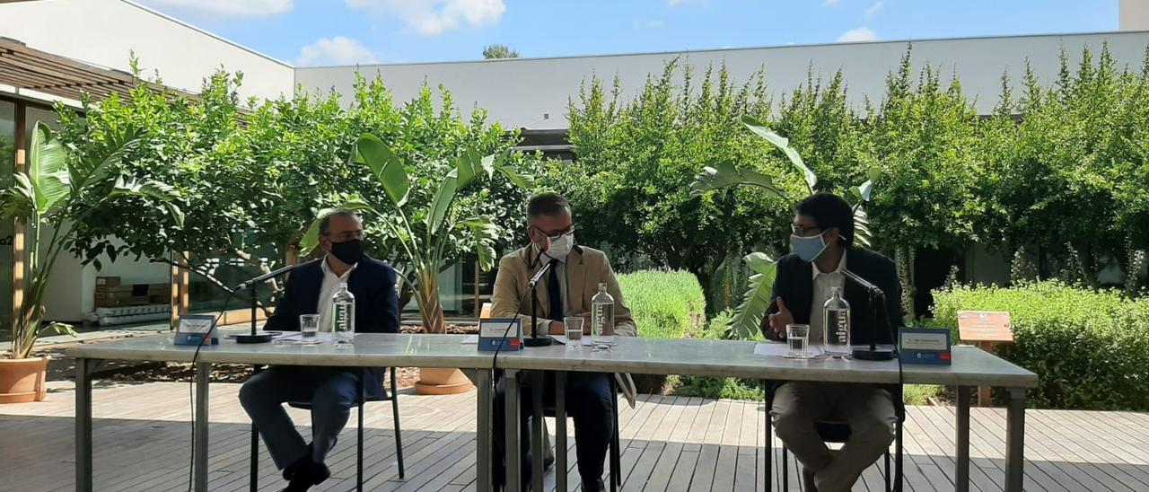 Alfonso Rodríguez, el cónsul Lloyd Milen e Iago Negueruela en Amadip Calvià.