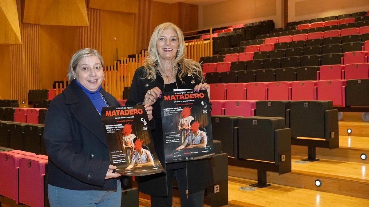 La edil Aurora Cienfuegos (derecha) e Isabel González, con el cartel promocional del acto.